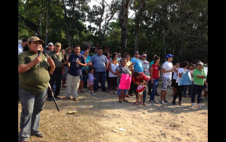 Comunitarios se reúnen en la carretera México-Acapulco para evitar la entrada del Ejército a la región. SUN /