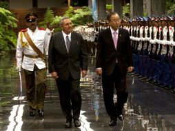 El presidente cubano Raúl Castro (i) recibe al secretario general de la ONU, Ban Ki-moon (d). EFE /