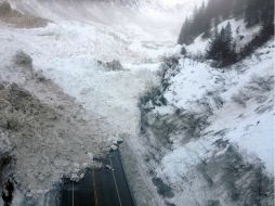 El alud interrumpe el paso de la única carretera que lleva a la ciudad de Valdez. AP /