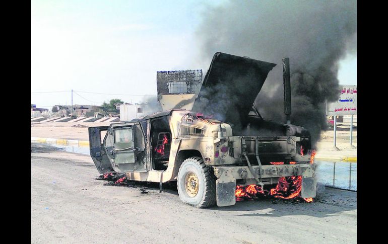 Escena común. Un vehículo blindado del Ejército envuelto en llamas, a consecuencia del ataque de militantes armados en Faluja. AFP /