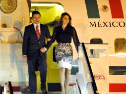 El Presidente de México, Enrique Peña Nieto desciende del avión junto a su esposa, Angélica Rivera a su llegada a la isla. EFE /