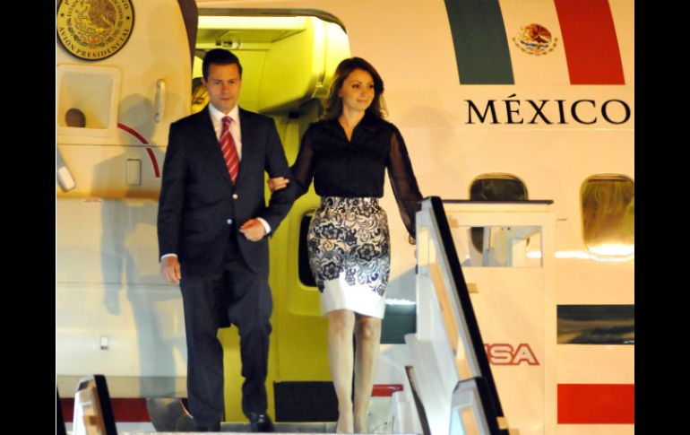 El Presidente de México, Enrique Peña Nieto desciende del avión junto a su esposa, Angélica Rivera a su llegada a la isla. EFE /