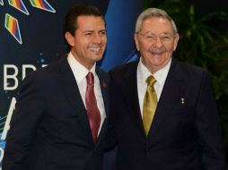 El Presidente Enrique Peña Nieto, al lado del mandatario anfitrión de la Cumbre de la Celac, Raúl Castro. Foto: Facebook. ESPECIAL /