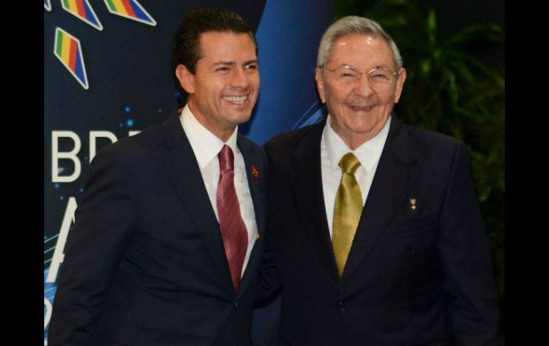 El Presidente Enrique Peña Nieto, al lado del mandatario anfitrión de la Cumbre de la Celac, Raúl Castro. Foto: Facebook. ESPECIAL /