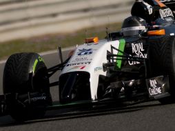 El piloto mexicano comienza a probar su nuevo auto con Force India. AFP /