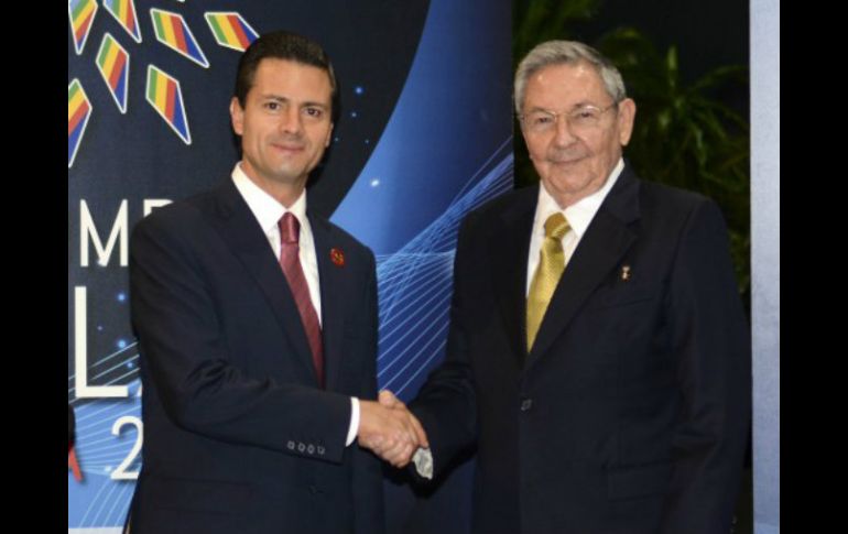 El Presidente Enrique Peña Nieto y su homólogo cubano, Raúl Castro, durante su participación en la II Cumbre de la Celac. SUN /