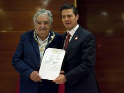 Peña Nieto (d) afirma que José Mujica (i) trabaja por la justicia y la equidad en América Latina. EFE /