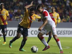 Luis Arias (d) del Independiente de Santa Fe de Colombia disputa el balón con Cipriano Zamorano (i) del Monarcas. EFE /