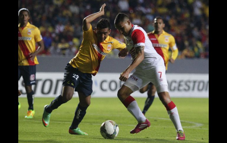Luis Arias (d) del Independiente de Santa Fe de Colombia disputa el balón con Cipriano Zamorano (i) del Monarcas. EFE /
