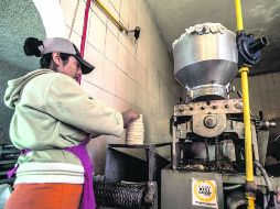 A mejorar. La Profeco supervisó que los negocios exhiban los precios de las tortillas.  /