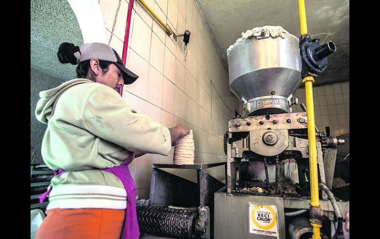 A mejorar. La Profeco supervisó que los negocios exhiban los precios de las tortillas.  /