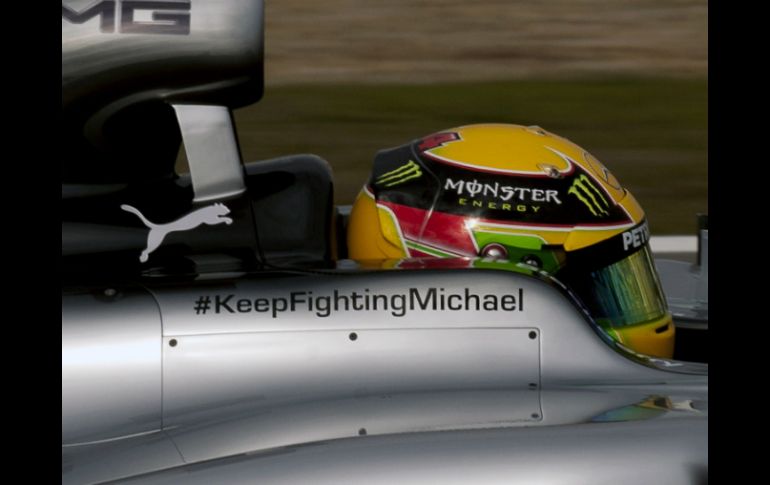 En la Fórmula 1, sus compañeros muestran su apoyo con mensajes como: 'Sigue Luchando Michael'. EFE /