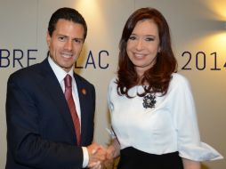 En la foto Peña Nieto estrecha su mano con la mandataria de Argentina, Cristina Fernández. EFE /