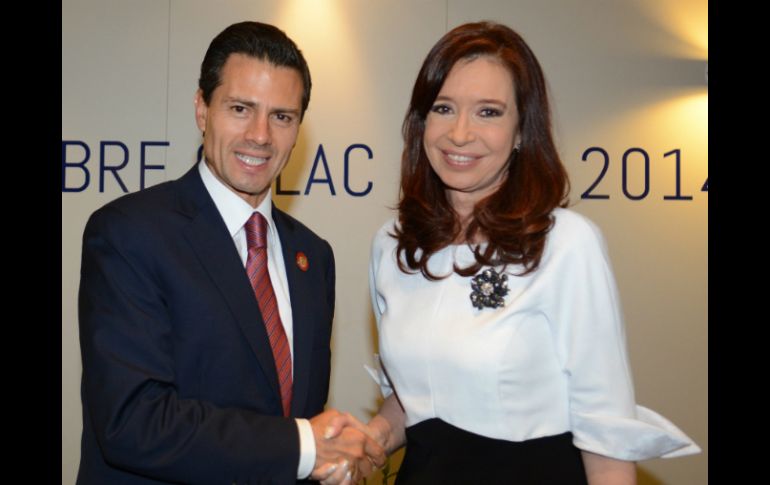 En la foto Peña Nieto estrecha su mano con la mandataria de Argentina, Cristina Fernández. EFE /