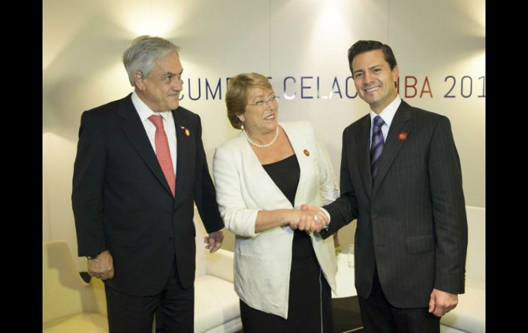 Peña sostiene encuentros con mandatario de AL. En la imagen, con el presidente de Chile y la presidenta electa de ese país. EFE /