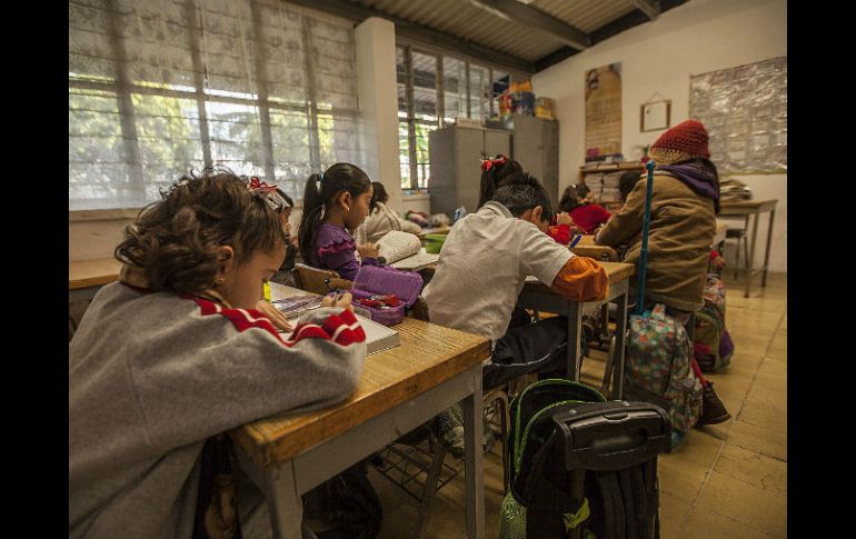 Recomiendan no llevar a clases a niños que presenten gripa o síntomas de influenza. ARCHIVO /