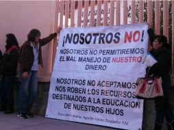 El viernes, padres de familia se manifestaron contra el director del plantel. ARCHIVO /