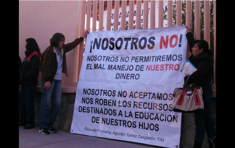 El viernes, padres de familia se manifestaron contra el director del plantel. ARCHIVO /