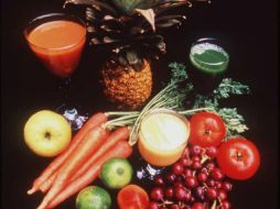 Entre los antioxidantes está la vitamina A, que puede obtenerse en zanahorias, tomates y duraznos, entre otros. ARCHIVO /