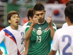 Oribe Peralta (centro) vuelve a mostrar su importancia dentro del equipo mexicano abriendo el marcador para el Tri. NTX /