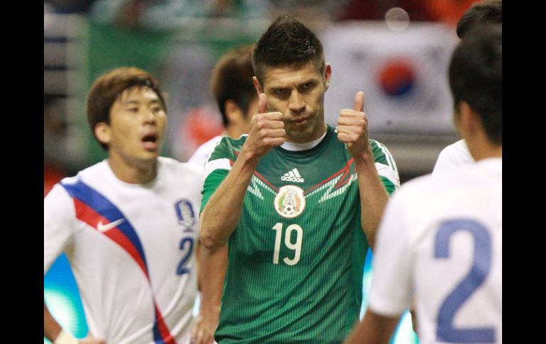 Oribe Peralta (centro) vuelve a mostrar su importancia dentro del equipo mexicano abriendo el marcador para el Tri. NTX /