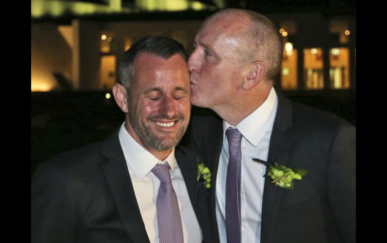 Un hombre besa a su pareja el día de su boda. ARCHIVO /