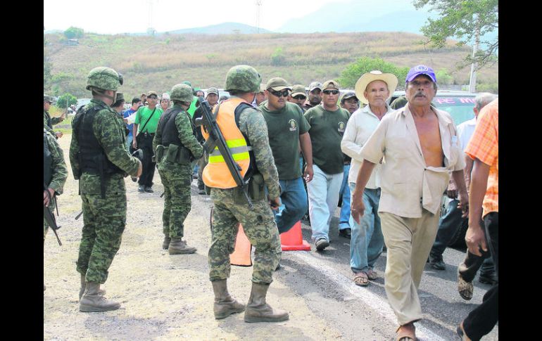 Vigilados. Militares observan a miembros de las autodefensas en el poblado de Mazatlán, Chilpancingo. AFP /