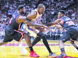 Doble equipo. LeBron James y Norris Cole cubren a Kevin Durant en su intento por colarse hasta la canasta. AP /