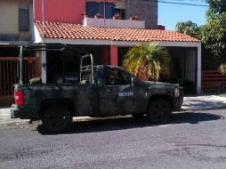 Soldados resguardan el cruce de la calle A las praderas y A las colinas en la Col. Praderas Vallarta.  /