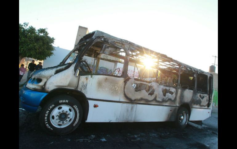 Uno de los planteles se encuentra cerca de donde fue incendiada una unidad del transporte público.  /