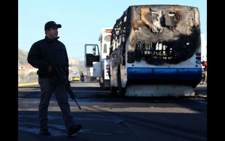 Luego de un operativo militar en colonias zapopanas, tres vehículos fueron incendiados en la Zona Metropolitana de Guadalajara. EFE /