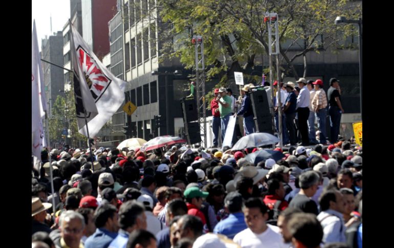 El contingente proviene de un mitin realizado a las afueras de la SCJN. SUN /