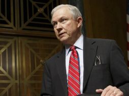 El senador Jeff Sessions advierte que la propuesta perjudicaría a los trabajadores, contribuyentes y al estado de derecho. ARCHIVO /