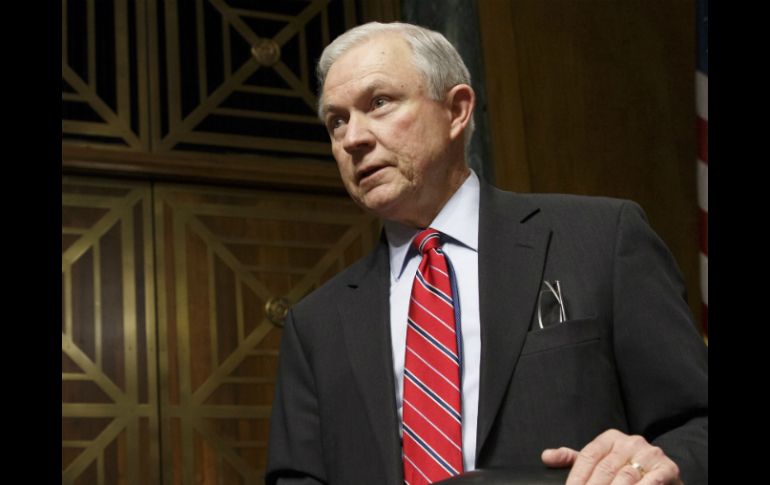 El senador Jeff Sessions advierte que la propuesta perjudicaría a los trabajadores, contribuyentes y al estado de derecho. ARCHIVO /