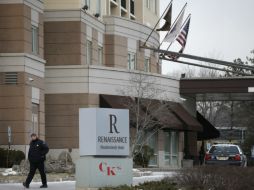 Un policía camina frente a un hotel, luego de reportes sobre el hallazgo de un polvo blanco sospecho cerca de la sede del Super Bowl. AP /