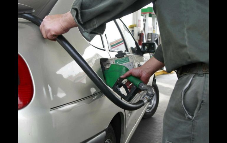 El incremento a las gasolinas será de nueve centavos el primer sábado de cada mes. ARCHIVO /