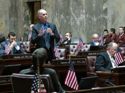 El legislador, Tom Rodney, habla durante la sesión donde se aprobó el apoyo. AP /