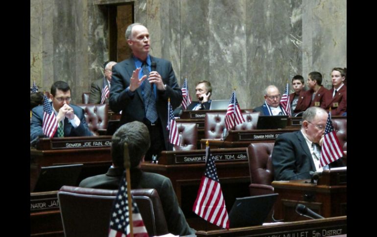 El legislador, Tom Rodney, habla durante la sesión donde se aprobó el apoyo. AP /