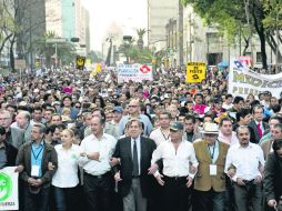 Cuauhtémoc Cárdenas encabezó la marcha por la defensa del petróleo. AFP /