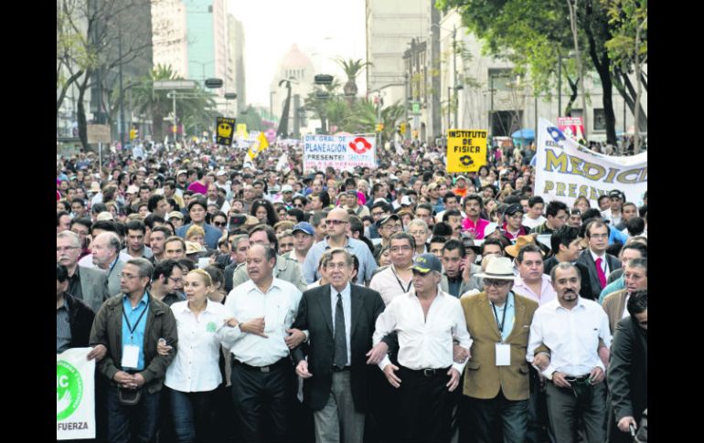 Cuauhtémoc Cárdenas encabezó la marcha por la defensa del petróleo. AFP /