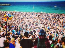 Manifestantes se congregan en varias playas de Perth, en Australia Occidental, por la caza de tiburones. ESPECIAL /