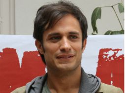 En los dos audiovisuales se pudo apreciar el estilo casual y desenfadado de Gael García Bernal. ARCHIVO /