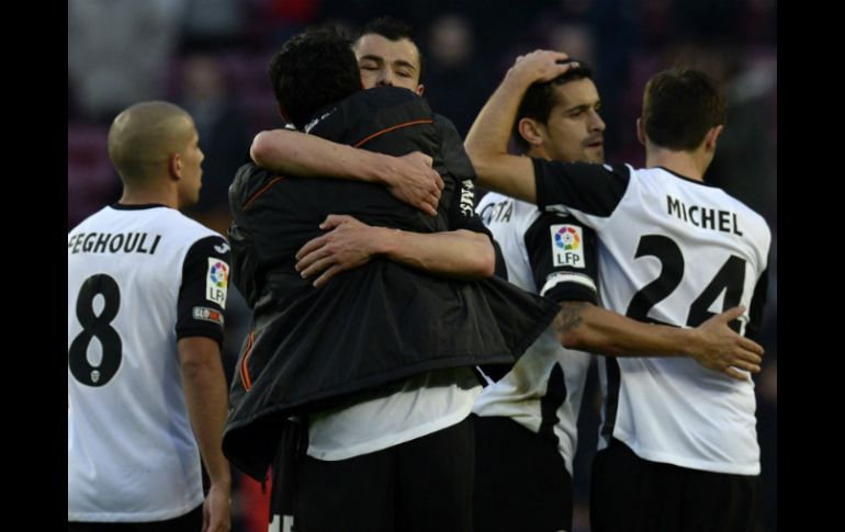 Jugadores del Valencia celebran su victoria ante el Barcelona, que cae por vez primera de local en el campeonato. AFP /