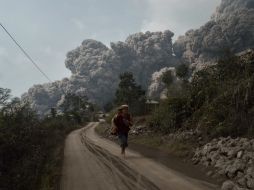 Más de 25 mil personas han tenido que ser evacuadas en torno al volcán Sinabung debido a las repetidas erupciones. AFP /