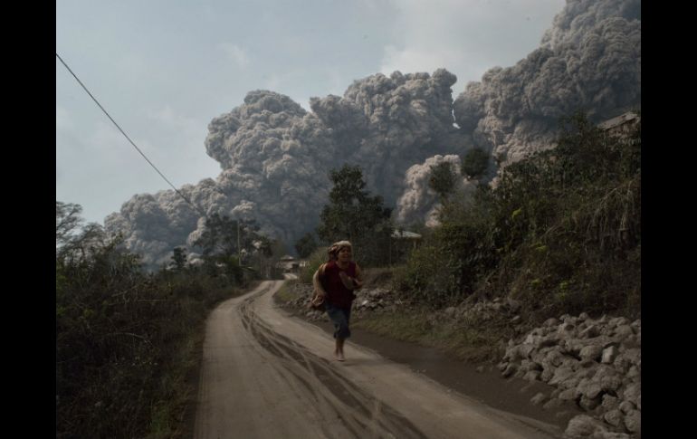 Más de 25 mil personas han tenido que ser evacuadas en torno al volcán Sinabung debido a las repetidas erupciones. AFP /