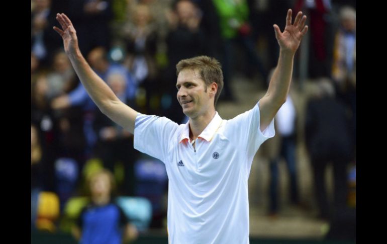 El alemán Florian Mayer celebra la victoria  frente al español Feliciano López, en el segundo partido de la Copa Davis. EFE /