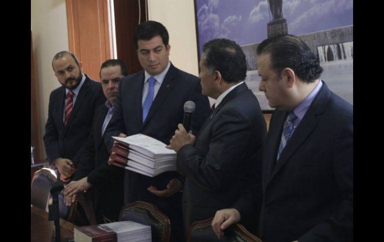 Momento en el que el secretario General de Gobierno (2d) entrega el Informe de Gobierno al presidente del Congreso de Jalisco (3i).  /