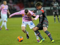 Kevin Berigaud del Evian disputa el balón contra Franco Algerian del Ajaccio. AFP /