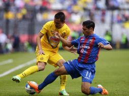 El jugador Paul Nicolás Aguilar de América (i) disputa el balón con Manuel Alejandro Vela (d). EFE /