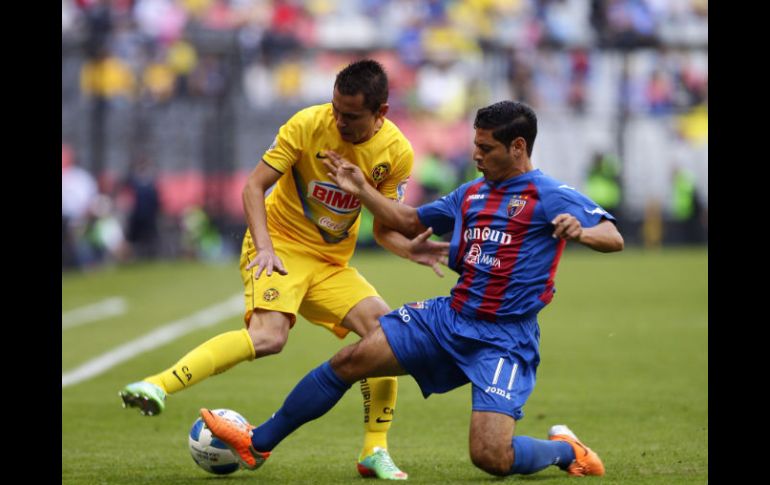 El jugador Paul Nicolás Aguilar de América (i) disputa el balón con Manuel Alejandro Vela (d). EFE /